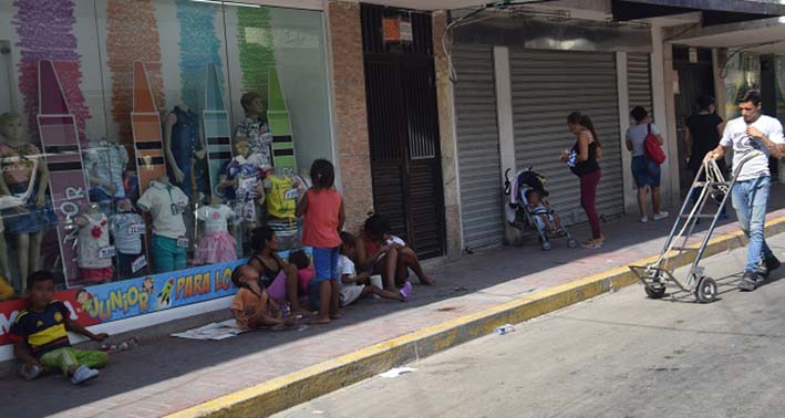 Mujeres con niños en brazos y otros más a su alrededor pidiendo dinero en los semáforos son el diario vivir de la ciudad.