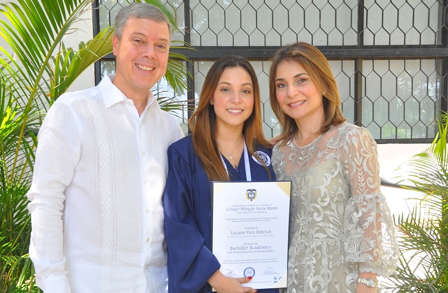 La graduada, Luciana Vives Habeych, con sus padres, Álvaro Vives Lacouture y Angelina Habeych.