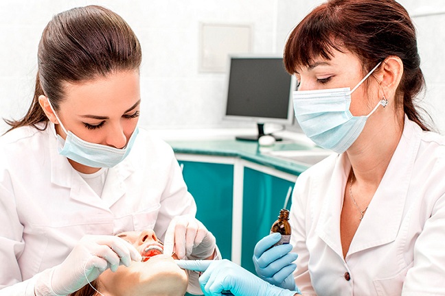 La principal función de un higienista es asistir y coordinarse con el odontólogo cuando está realizando tratamientos en boca. 