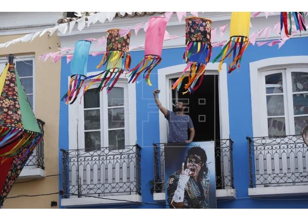 Un hombre se hace una foto en un balcón, donde se grabo el video del cantante estadounidense Michael Jackson "They don`t care about us", ayer lunes, 24 de junio de 2019, en las calles de Pelourinho, en Salvador (Brasil). EFE
