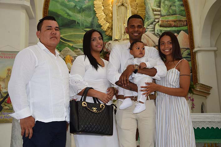 El niño Samuel Alfonso Martínez Toro recibió el sacramento de bautismo junto a sus padres Saúl Martínez, Jolineth Toro y sus padrinos de bautizo Jeritza Pérez y Marlon Bocanegra.