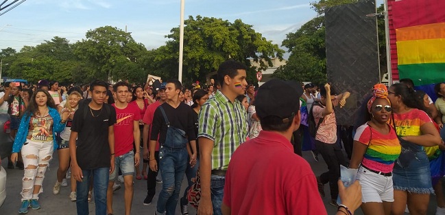 La comunidad Lgtb marchó por las calles de Santa Marta con banderas y arengas.