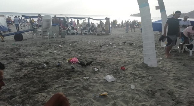 Residuos de todo tipo fueron arrojados sobre la arena, habiendo canecas.