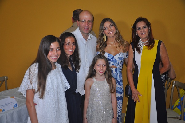 Patricia Hurtado, Rosa Cotes, Andrés Rúgeles con su esposa e hijas