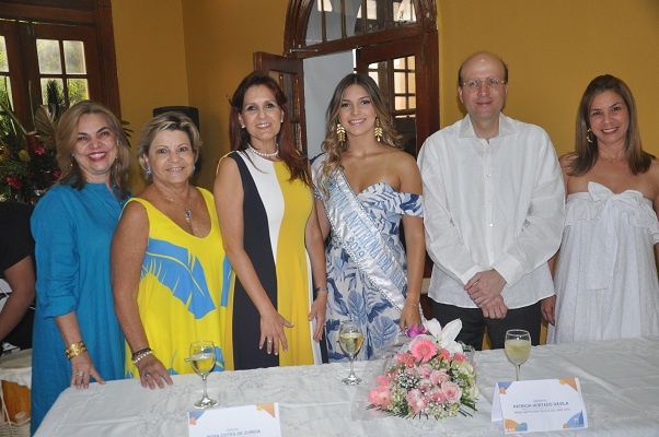 En el evento estuvieron presentes anteriores reinas del Mar, como  Rosa Paulina Dávila, Martha Abello y Diana de Vengoechea.