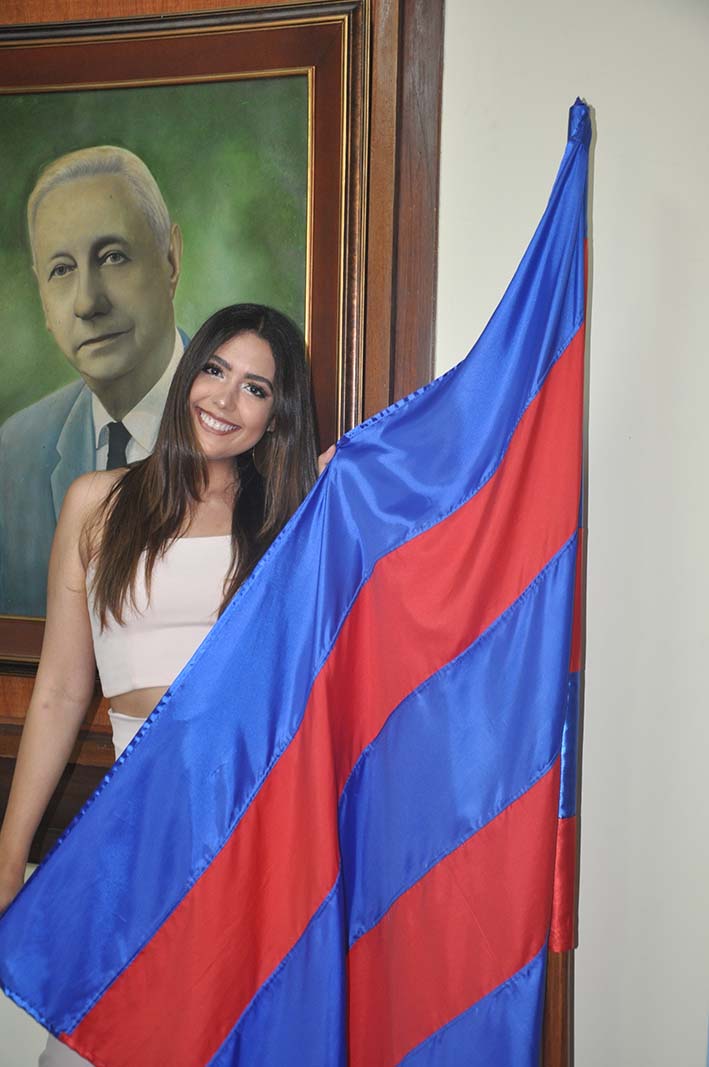 María Carolina posó con orgullo junto a la bandera del departamento.