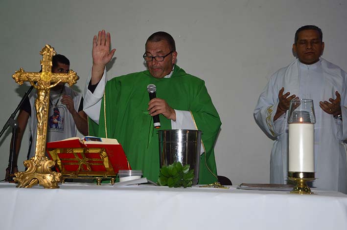 El padre Jorge Domínguez, sacerdote de la Arquidiócesis de Buenos Aires, presidió la Santa Misa, acompañado por el presbítero Ramiro Núnez, párroco de San Jerónimo.