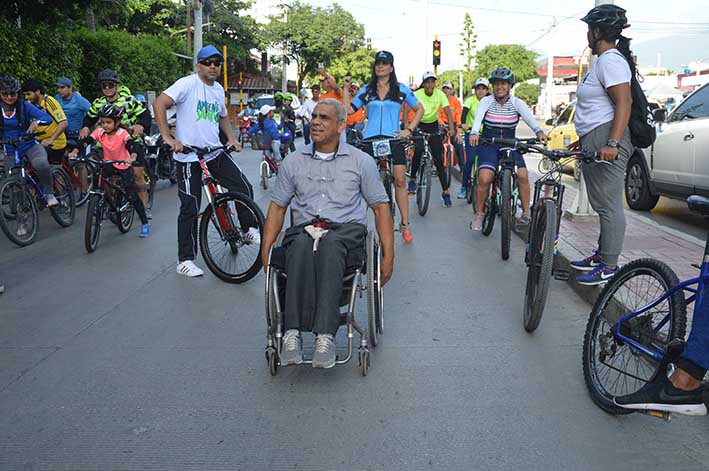 Personas en sillas de ruedas recorrieron las calles de la ciudad propagando el mensaje de inclusión.