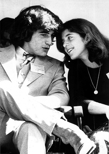 John F. Kennedy Jr. y su hermana Caroline en una imagen de 1978, en la Universidad de Harvard.