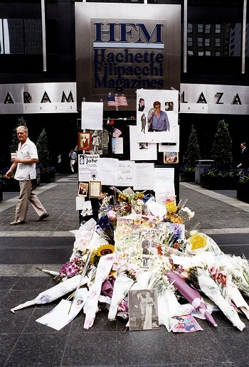 Homenaje a John F. Kennedy Jr. en 1999, en Nueva York, tras conocerse su muerte.