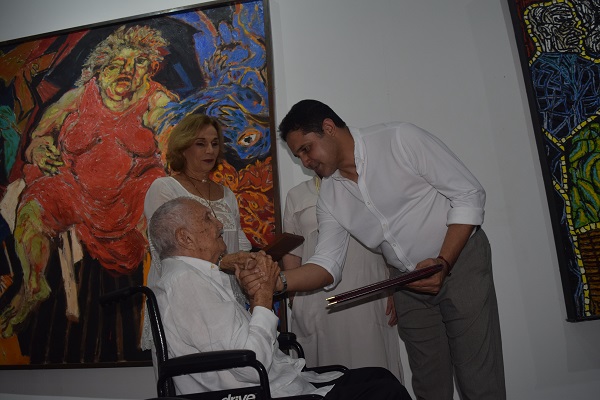 El senador samario Honorio Henríquez  Pinedo  hizo entrega  al historiador y empresario José Rafael Dávila Ángulo, la  condecoración del parlamento colombiano  Orden del Congreso de Colombia en el grado de Gran Cruz con Placa de Oro.