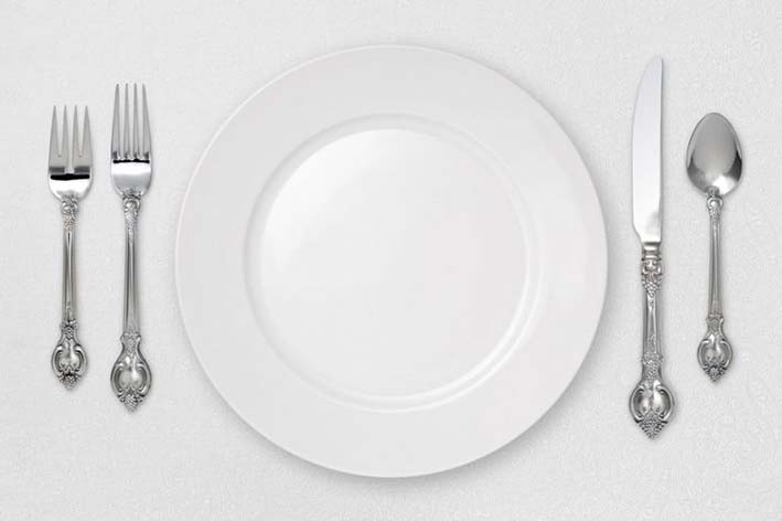 Los cubiertos en la mesa se deben colocar a cada lado del plato en el orden en el que van a ser utilizados durante