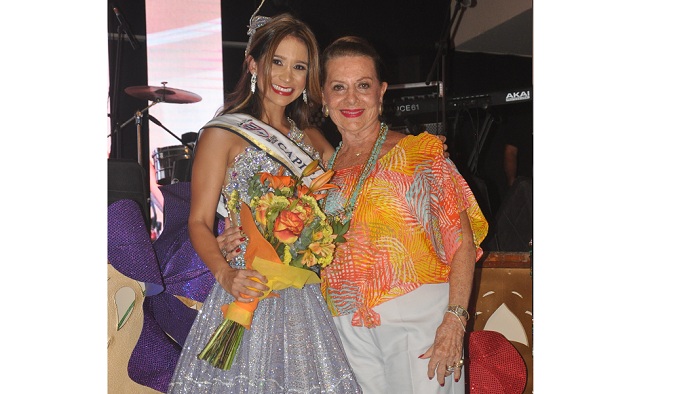 Angelina Franco De González, capitana de casados  junto a  Carmen Abondano de Dávila, presidente del Club Santa Marta.
