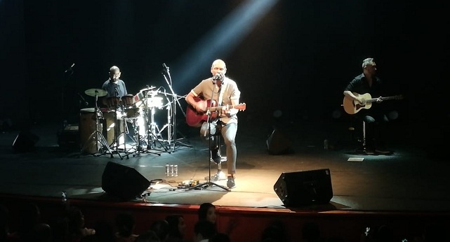 Santiago Cruz en el concierto #Tourelemental, realizado en el Teatro Cajamag. 