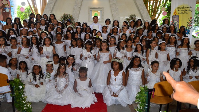 Más de 30 niños del Colegio San Francisco Javier de Garagoa, recibieron el cuerpo y la sangre de Cristo al realizar la Primera Comunión, el acto religioso estuvo presidido por el sacerdote Augusto Bayer Tamayo. 