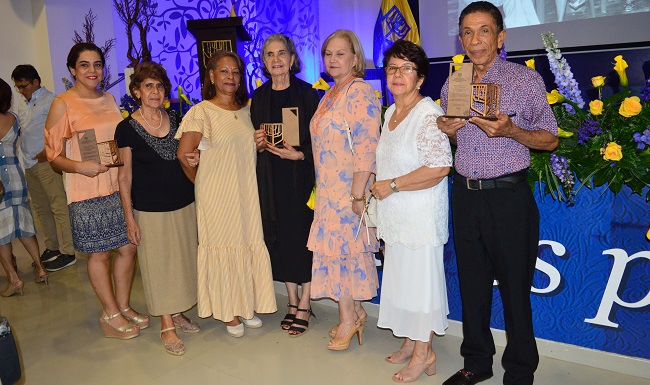 Los homenajeados fueron: Ingleberto Valdelamar, Fanny Abello, Socorro de Méndez, Rita Illidge, Eugenia Pimienta, Inés Cuello y Ketty Cecilia Sánchez Vergara.