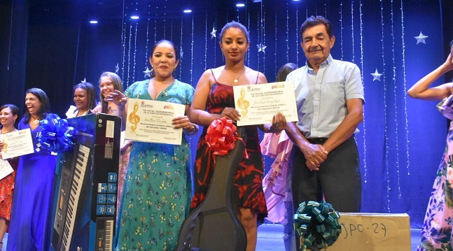 Sara Milena Galán, Yisis Ramírez Negrete y Fernando Reyes Vásquez, ganadores de la categoría canción romántica.