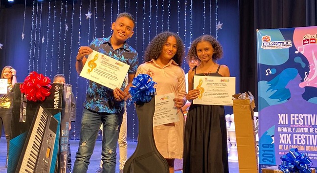Daniel Alfonso Cáceres, Daniela Moreno Mejía y Danna Flore Pacheco; ganadores categoría juvenil.