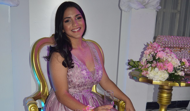 En una recepción realizada en el salón de eventos Santa Marta Plaza, se llevó a cabo la celebración de los quince años de la joven Adriana Sofía Lacouture Socarrás.