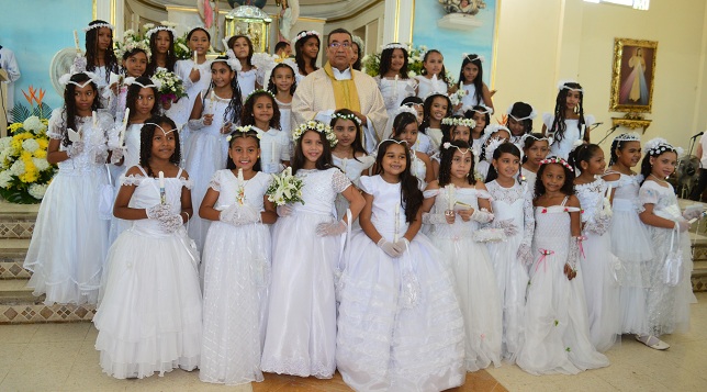 En la parroquia La Medalla Milagrosa, se llevó a cabo el cumplimiento del sacramento de la Primera Comunión de un grupo de alumnos pertenecientes a varios colegios de la ciudad, uno de ellos era el Jardín Infantil Lucecita. 