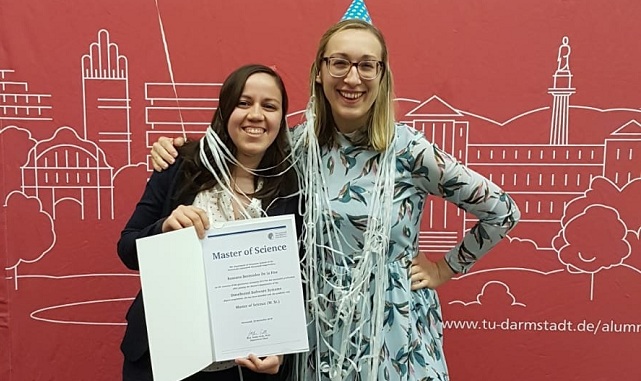 Rossana Bermúdez de La Hoz junto a una amiga, recibieron el título de magister en Sistemas de Software Distribuido,  otorgado por la Universidad de Damstad en Alemania.