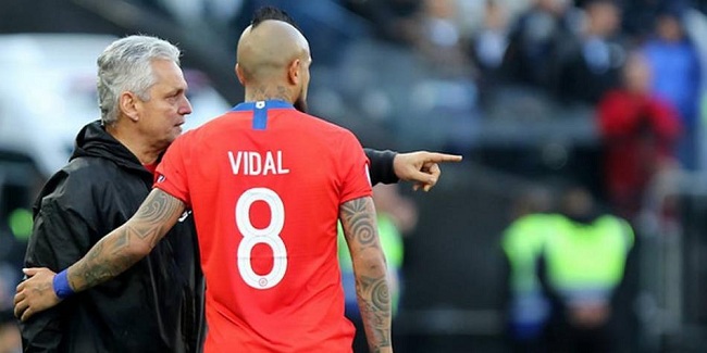 Reinaldo Rueda sigue al frente de la selección chilena.