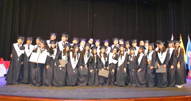 La ceremonia de graduación fue realizada en el Teatro Cajamag Pepe Vives Campo.
