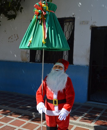 Papá Noel llegó a Manzanares de visita, estará por un mes acompañando y siendo protagonistas de las mejores fotos de navidad.