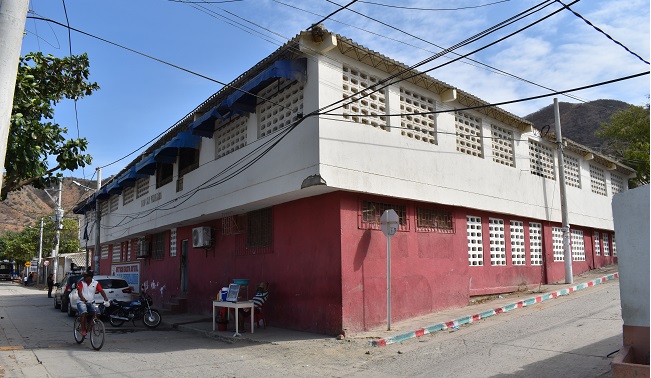 La escuela, fundada en 1970, se encuentra localizada en la calle 4 con carrera 21C del barrio San Fernado. 