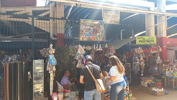 Ciudadanos se acercan a comprar hierbas en la Contra La Guajira en Santa Marta. 