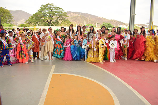 El Colegio Bureche se vistió de colores y alegría en la celebración, con cada rey y reina representante de los diferentes salones.