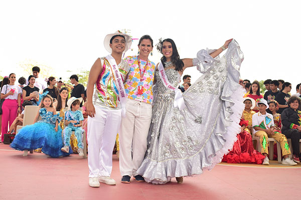 El Rey Momo del Carnaval Guillermo Tovar y la Reina Ana Catalina Campo del grado 12, junto a la profesora Natalia Sáenz.