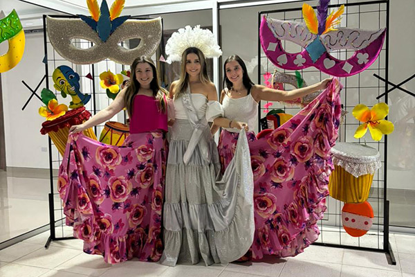 Ana María Succar Vives, Erika Reyes, la novia, y Ana Camila Hernández Vives, durante la fiesta de despedida de solteros para Antonio José y Erika.