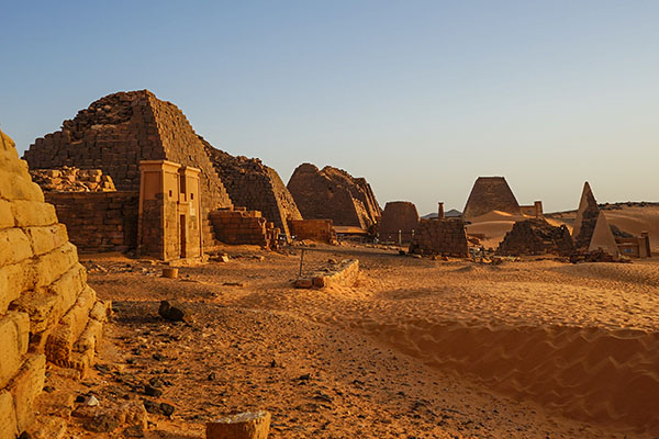 La palabra ‘pirámide’ es sinónimo de Egipto, pero es el vecino Sudán el país que alberga la colección más grande