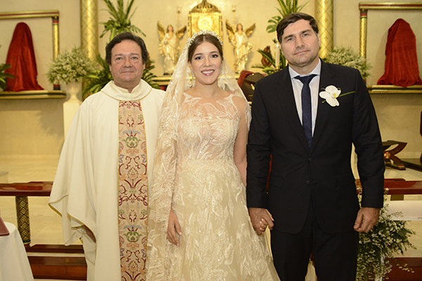 Los novios con el padre Miguel Ángel Arévalo. 