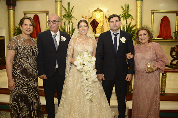 En la imagen los papás de la novia, Yamal Saghair y María de Lourdes Granados junto a Tully Zuñiga, mamá del novio. 