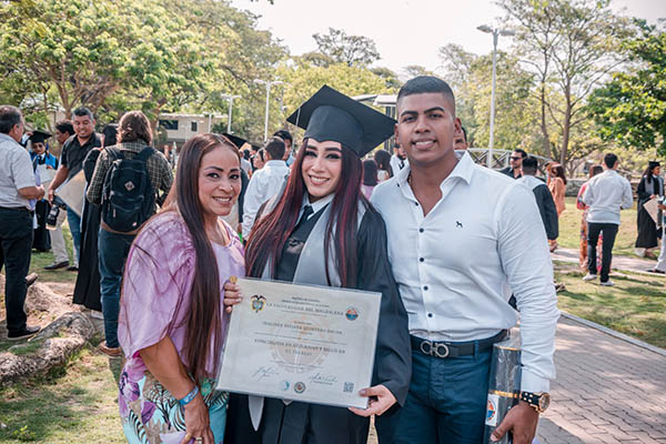 La especialista en Seguridad y Salud en el Trabajo, Idalides Quintero Rocha, estuvo acompañada de sus familiares quienes festejaron con ella este nuevo triunfo en su carrera profesional.