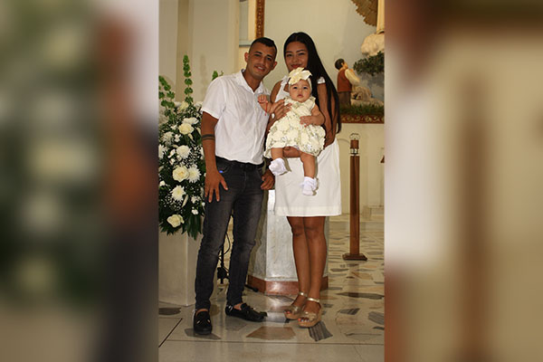 Después de la ceremonia, los padres de Adriana Sofia, Pompilio Linero y Kiara Nieto, posan con su hija, quien ya había recibido el sacramento del bautismo.