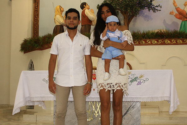 Otro de los bautizados en el Santuario Mariano de Nuestra Señora de Fátima, fue Max de Jesús Pedroza, quien aparece en la gráfica con sus papás Alejandro Pedroza y Andien Pedroza Navarro.