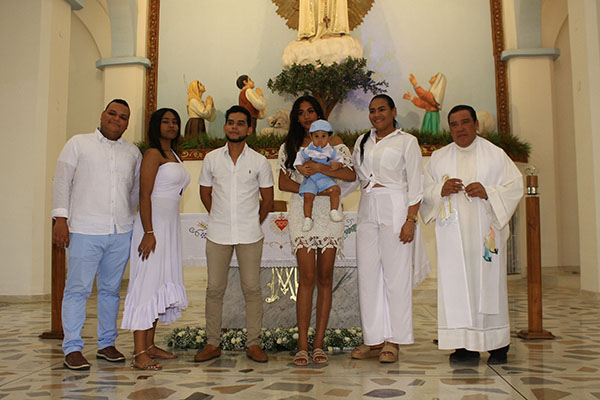 Max de Jesús, con el sacerdote Alexander Greco, con sus padres, y sus padrinos Andrés Felipe Tamara y Chelsy Virley Gutiérrez.