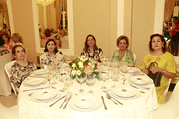 Margarita Riveira, Ramonita Lafaurie, Maco Caicedo, Ana Cristina Ponce, y Lucy Güida de Ponce