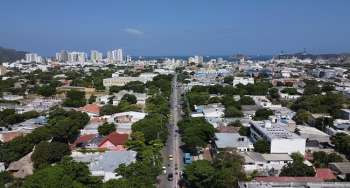 Imagen aérea de Santa Marta con vista a la avenida del Libertador, Mercado Público, zona céntrica, y de fondo la Bahía más linda de América. Foto: EL INFORMADOR.