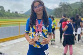 En la imagen la deportista samaria Ana Lucia Rosado Rojas, posando con sus medallas, tras haber demostrado ser una de las mejores en su categoría.