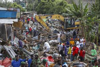 Los lugareños intentan rescatar algunas de sus pertenencias mientras sus casas son demolidas