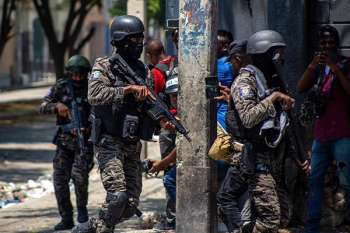 Agentes de la Policía Nacional haitiana enfrentaron a bandidos en los alrededores de la principal y próxima al Palacio Nacional.