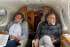 Foto de Petro y Benedetti, publicada por Caracol Radio, en un avión que tiene el logo de Daily COP.