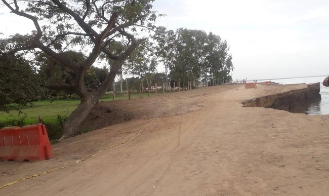 La vía Salamina- El Piñón se ha visto afectada por la socavación del río Magdalena.