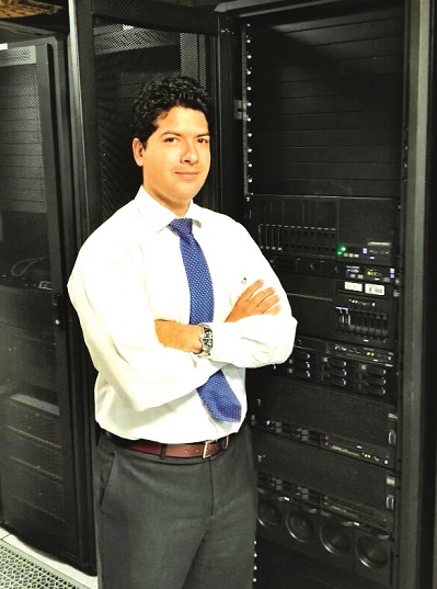 José Ortega junto a un servidor de IBM. 