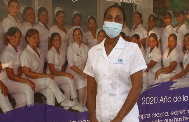 Marcia Blandón, Auxiliar de Enfermería de la Clínica La Milagrosa, fue la primera en ser vacunada contra Covid-19 en Santa Marta.