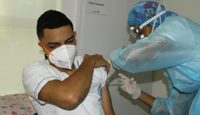 Con estrictos protocolos de bioseguridad y en total calma, se llevó a cabo la vacunación al personal médico en las diferentes IPS de la ciudad.